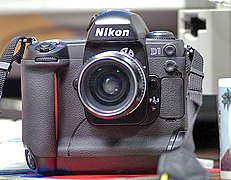 Nikon D1, la unua Cifereca fotilo SLR uzita en ĵurnalisma kaj sporta fotarto, ĉirkaŭ 2000