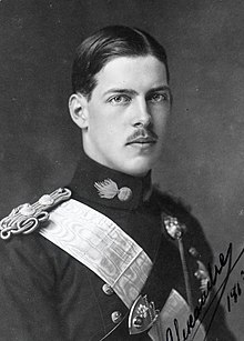 Photographie en noir et blanc d'un homme en buste portant un uniforme militaire.