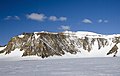 Sandsteinaufschlüsse der Beacon Supergroup mit einem dunklen Basalt-Lagergang auf dem metamorphen Grundgebirge