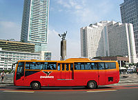 Bus TransJakarta melewati Bundaran HI