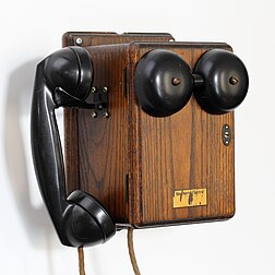 Téléphone Northern Electric N415H, datant du milieu du XXe siècle. (définition réelle 3 592 × 3 592)