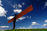 "Anĝelo de la Nordo", skulptaĵo fare de Antony Gormley kaj lokita en Gateshead, Anglio.