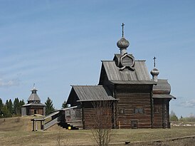 Церковь Преображения (1702 г.) и сторожевая башня (копия 1905 г. с оригинала 1660-х гг.).