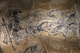 27 : Panneau des lions (partie droite), les lions regardent les bisons, les bisons regardent devant la paroi d’où ils s’échappent.