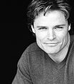 Dylan Neal interpreta il Professor Antony Ivo.