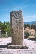 Menhir portant une gravure de dague, site de Filitosa (Corse).