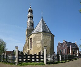 De Grote Kerk en rechts het Museum Hindeloopen in 2008