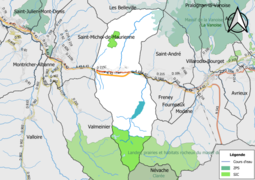 Carte qui schématise le Réseau Natura 2000 écrit en légende de la commune : il y a une zone sous le mont Bréquin en vert clair ainsi qu'une autre plus vaste tout au sud d'Orelle, près du chaînon du Thabor indiqué.