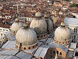 Nebenkuppeln auf den Kreuzarmen: Markusdom in Venedig