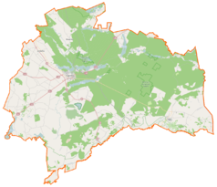 Mapa konturowa powiatu augustowskiego, u góry nieco na prawo znajduje się owalna plamka nieco zaostrzona i wystająca na lewo w swoim dolnym rogu z opisem „Jezioro Paniewo”