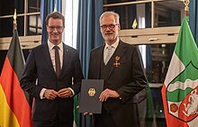 Prof. Dr. Dr. Frank Schneider zusammen mit NRW-Ministerpräsident Hendrik Wüst bei der Übergabe des Bundesverdienstkreuzes am Bande im November 2022.