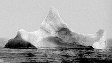 Foto hitam putih gunung es besar dengan tiga puncak.