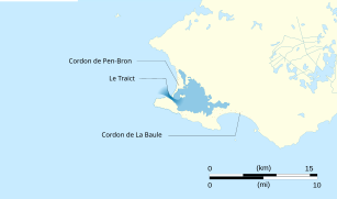 Carte d’une côte, avec le continent en jaune et la mer en bleu.