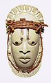 Masque en ivoire du Bénin, avec perles de corail, représentant Idia (Linden Museum, Stuttgart)