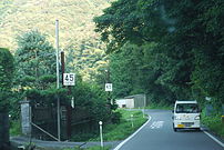 島根県道305号美川周布線沿線にある鉄道の標識(2009年8月22日)