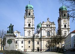 Westfassade des Passauer Doms