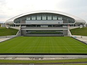 Gramado retrátil no exterior do estádio