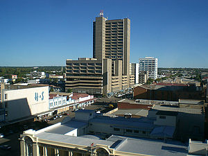 Bulawayo Central Business District (CBD) dari Pioneer House by Prince Phumulani Nyoni. CBD luasnya 5,4 kilometer persegi.