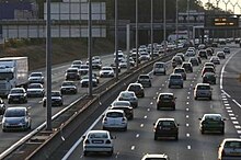 Autoroute comportant trois voies de circulation dans chaque sens.