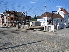 Passage à niveau désormais supprimé et remplacé par une passerelle provisoire.