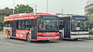 一汽巴士35路的 GZ6102B2EV (B10) 在大學城科學中心總站