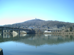 Vue vers le Mont-Saint-Quentin et le pont de Verdun.