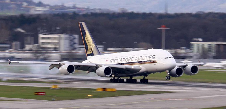 Un Airbus A380-800, propietat de la companyia Singapore Airlines, aterrant a l'aeroport de Zúric