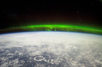 Aurore boréale et réservoir Manicouagan observés par l'astronaute Donald Pettit à bord de la Station spatiale internationale en janvier 2003