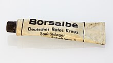 Eine beigefarbene, etwas schmutzig wirkende Metalltube mit der Aufschrift „Borsalbe Deutsches Rotes Kreuz Saninätslager Babelsberg 2“