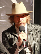 Lew Temple interprète Axel