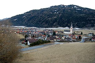 Der Ort St. Peter von Norden aus, von der Auffahrt zum Kammersberg, im Hintergrund die Stolzalpe (1817 m ü. A.)