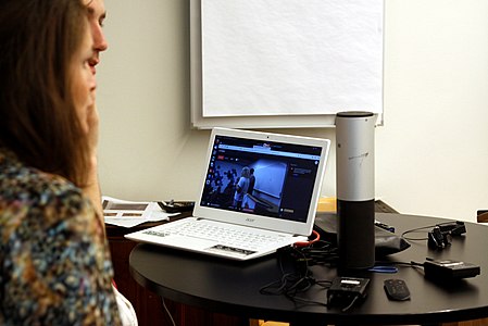 Wikimedia Sveriges Eric Luth och Mia Jacobsson övervakar streamingen från Wikipediadagen 2019. Lärdomarna kom senare till användning under Wikimania.