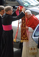 Mgr. Gänswein hangt paus Benedictus XVI de pauselijke staatsiestola om