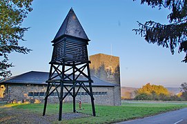 Katholische Walburgis-Kapelle in der Architektur der NS-Ordensburg mit hölzernem Glockenturm