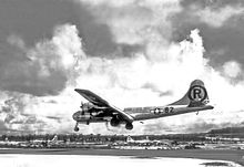 Photographie en noir et blanc de l'avion atterissant après sa fameuse mission.