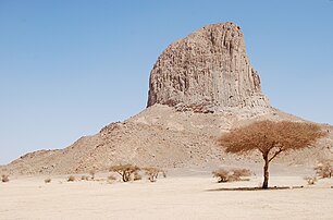 Le parc culturel de l'Ahaggar est un vaste parc algérien situé dans la wilaya de Tamanrasset. Il est réputé pour sa richesse archéologique et historique, abritant des sites datant de 600 000 à 1 million d'années. (définition réelle 3 808 × 2 510)