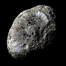 Hyperion in valse kleuren, gefotografeerd door Cassini 26 september 2005 (NASA)