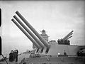 Az HMS Rodney brit csatahajó 406 mm-es ágyúi maximális csőemelkedésnél, 1940-ben.