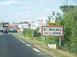 The road into Saint-Michel en l'Herm