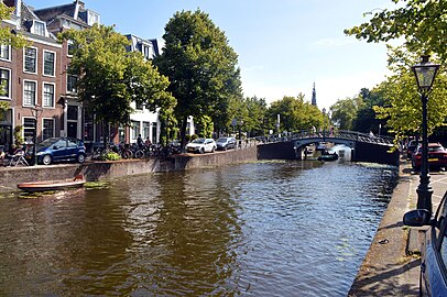 Rapenburg met zicht op de Nieuwsteegbrug