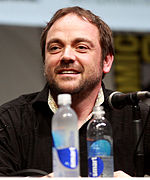 Mark Sheppard joacă rolul lui Crowley.