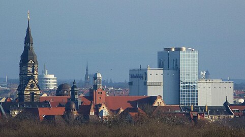 Blick vom Turm auf dem Rosentalhügel auf die Kirche und das Kraftwerk