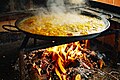 Món paella nấu trên đường phố