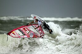 Windsurfer Robby Naish tijdens de wereldkampioenschappen in Sylt, Duitsland