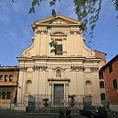 façade blanche et ouvragée d'un bâtiment religieux s'élevant sur deux étages