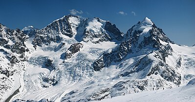 Piz Bernina (4 049 m) ja Piz Roseg (3 937 m).