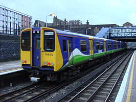 Een London Overground trein op station Kilburn High Road