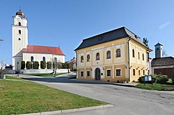 Radnice a kostel ve Strážích pod Tatrami