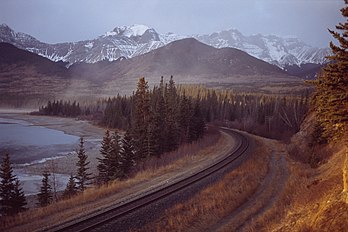 La ligne de chemin de fer le long de la rivière Athabasca, avant son embouchure dans le lac Brule en Alberta (Canada). (définition réelle 4 496 × 2 992*)