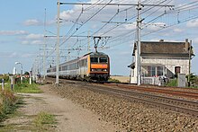 Passage d'une BB 26000 au PN 51 emmenant le train 3913 à destination de Bourges.